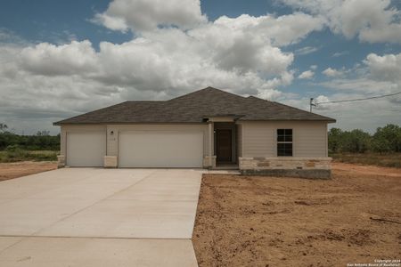 New construction Single-Family house 112 Reno Trail, Floresville, TX 78114 Kingsley- photo 5 5