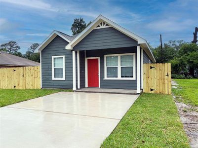 New construction Single-Family house 7329 Sterlingshire Street, Houston, TX 77016 - photo 0 0