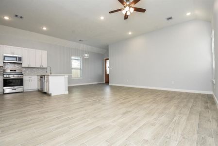 New construction Single-Family house 8105 Saint Louis Street, Houston, TX 77028 - photo 4 4