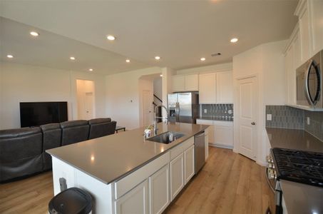 Opendesign featuring kitchen that opens to living area