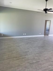New construction Single-Family house 14 Greystone Court, Angleton, TX 77515 - photo 5