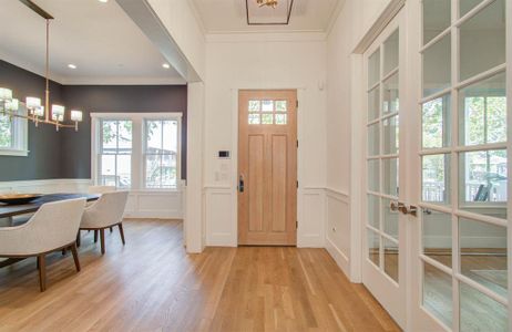 as you enter 1009 Rutland you will experience a true beautiful home. Eleven foot cellings, hardwood floors, exquisite lighting.