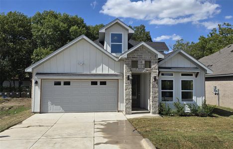 View of front facade with a front yard