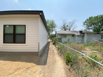 New construction Single-Family house 223 Sunglo Dr, San Antonio, TX 78221 - photo 18 18