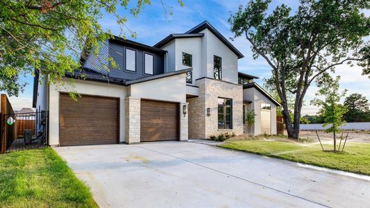 View of front facade featuring a garage and a front yard