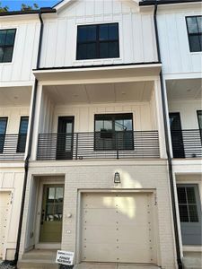 New construction Townhouse house 172 Chestnut Circle, Atlanta, GA 30342 - photo 0