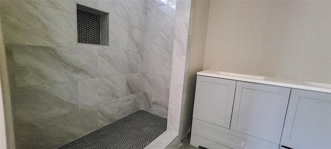 Bathroom featuring a tile shower