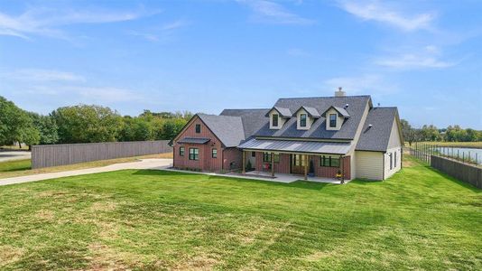 View of front of property featuring a front yard