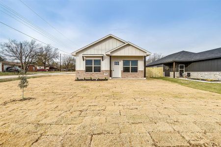 New construction Single-Family house 301 Chase Avenue, Cleburne, TX 76031 - photo 0