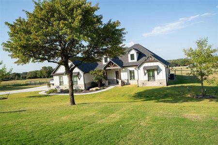 Modern farmhouse with a front yard