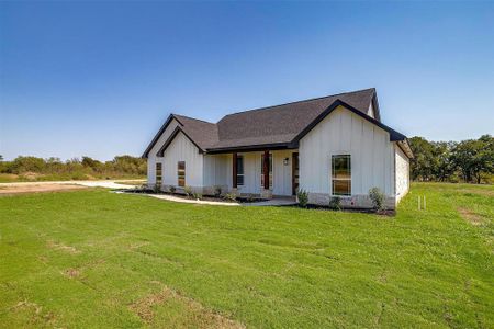 Modern farmhouse with a front yard