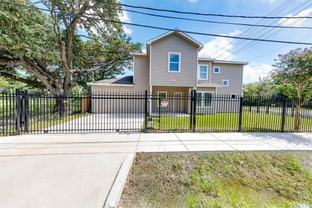 New construction Single-Family house 410 N Carolina Street, Houston, TX 77029 - photo 0