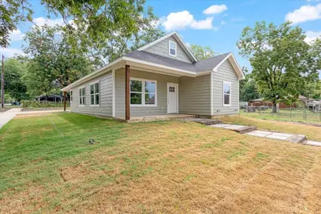 View of front of house featuring a front yard