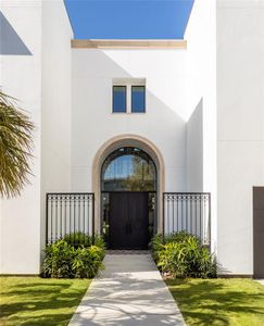 The dramatic 14' foot entrance has hand-forged iron double doors with sidelights and transom, which were manufactured by CANTERA in Monterrey, Mexico.