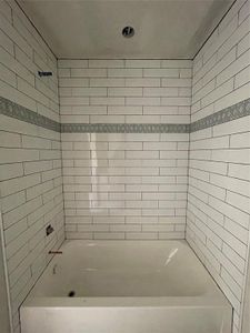 Bathroom with tiled shower / bath combo