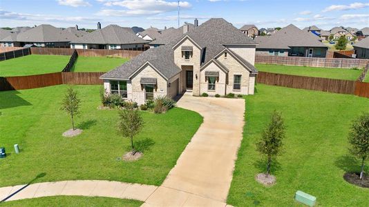 View of front of house featuring a front yard