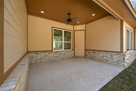 New construction Single-Family house 2015 Surry Oaks Drive, Woodbranch, TX 77357 - photo 24