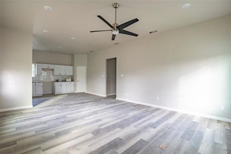 New construction Single-Family house 200 Avenue B, Ennis, TX 75119 - photo 5 5