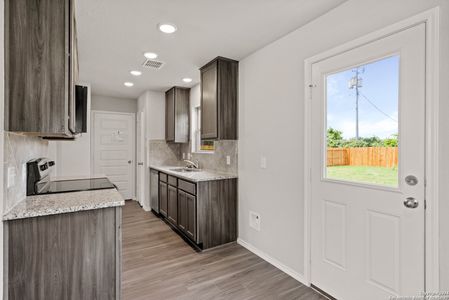 New construction Single-Family house 600 Saxon Street, Seguin, TX 78155 1170- photo 7 7