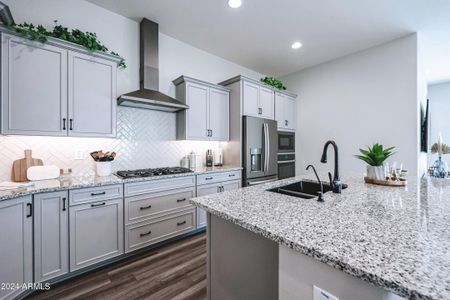 Stunning Kitchen w/pearl tile backsplash