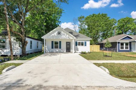 New construction Single-Family house 7945 Sparta Street, Houston, TX 77028 - photo 1 1