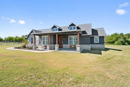 Craftsman-style home featuring a front yard