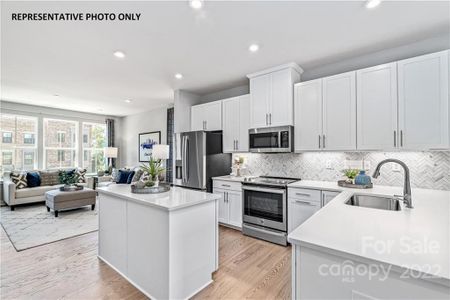 Spacious Kitchen with Island and Penninsula Overlooking the Family Room