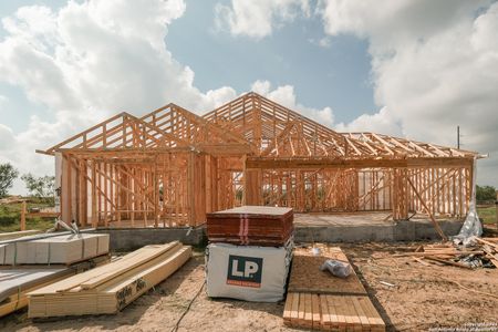 New construction Single-Family house 113 Pendleton Cove, Floresville, TX 78114 Kingsley- photo 6 6