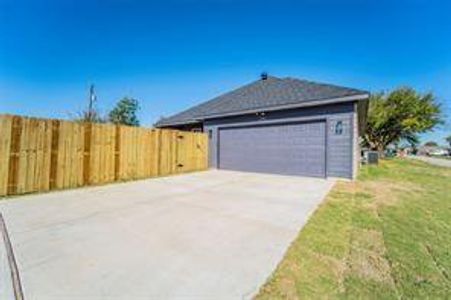 New construction Single-Family house 1002 S Pepperidge Drive, Lancaster, TX 75134 - photo 23 23