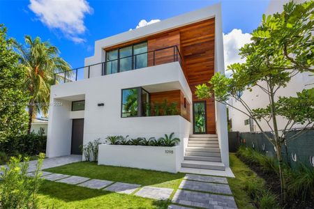 New construction Single-Family house 1098 N Venetian Dr, Miami, FL 33139 - photo 1 1