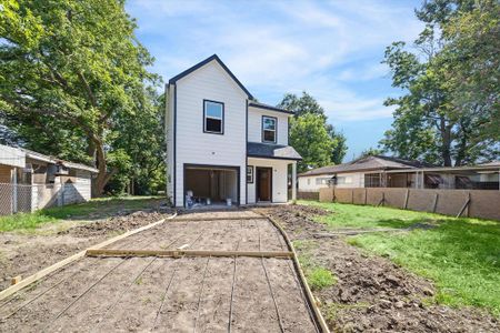 Another view of this modern/farmhouse aesthetic beauty! Check out the large yard located at the front of the property!