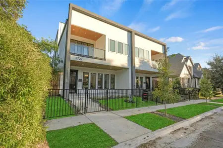 View of front facade with a balcony and a front lawn