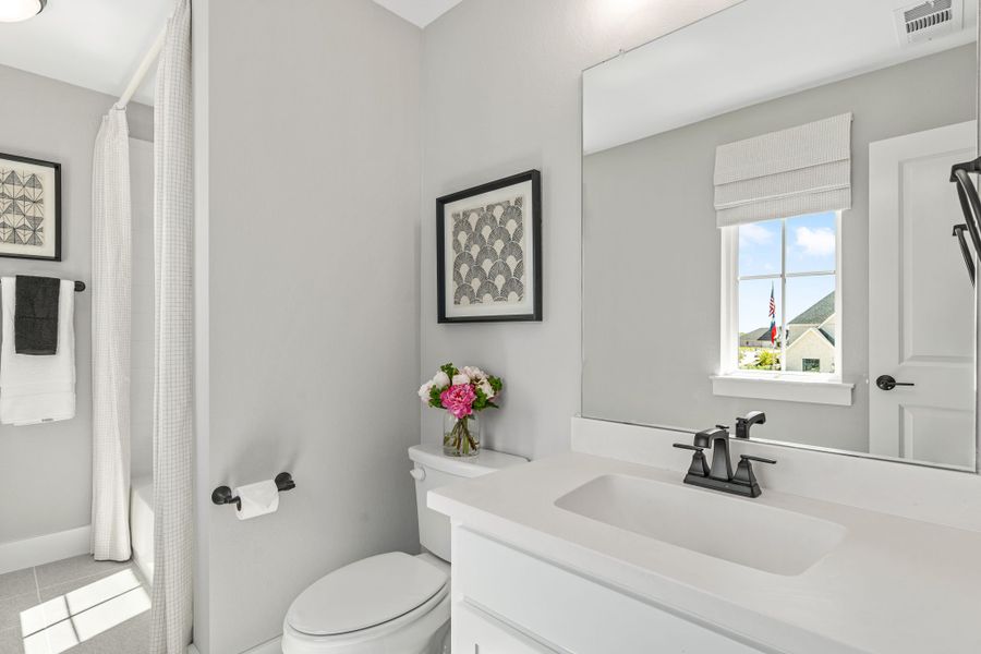 Plan 1406 Bathroom - Mosaic 40s Model - Photo by American Legend Homes