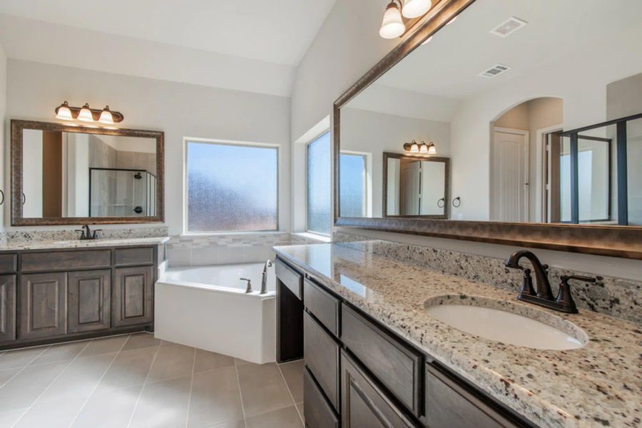 Primary Bathroom | Concept 2586 at Hidden Creek Estates in Van Alstyne, TX by Landsea Homes