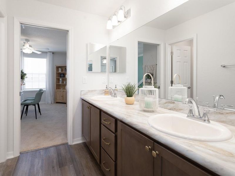 Enjoy convenient features such as this Jack-and-Jill bath - Wesley ll model home in Riverview, FL