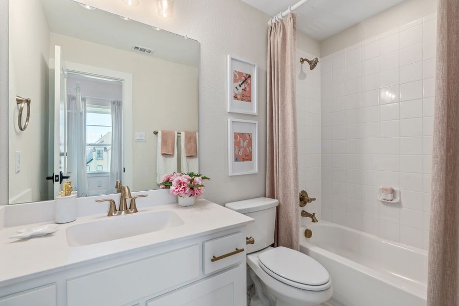 Plan 1640 Secondary Bathroom - Mosaic 60s Model - Photo by American Legend Homes