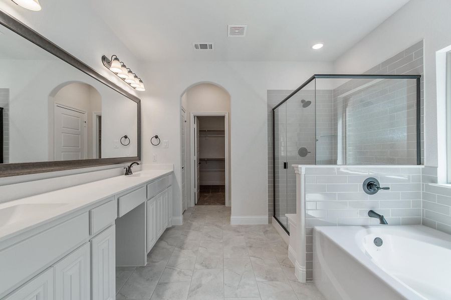 Primary Bathroom | Concept 2972 at Massey Meadows in Midlothian, TX by Landsea Homes