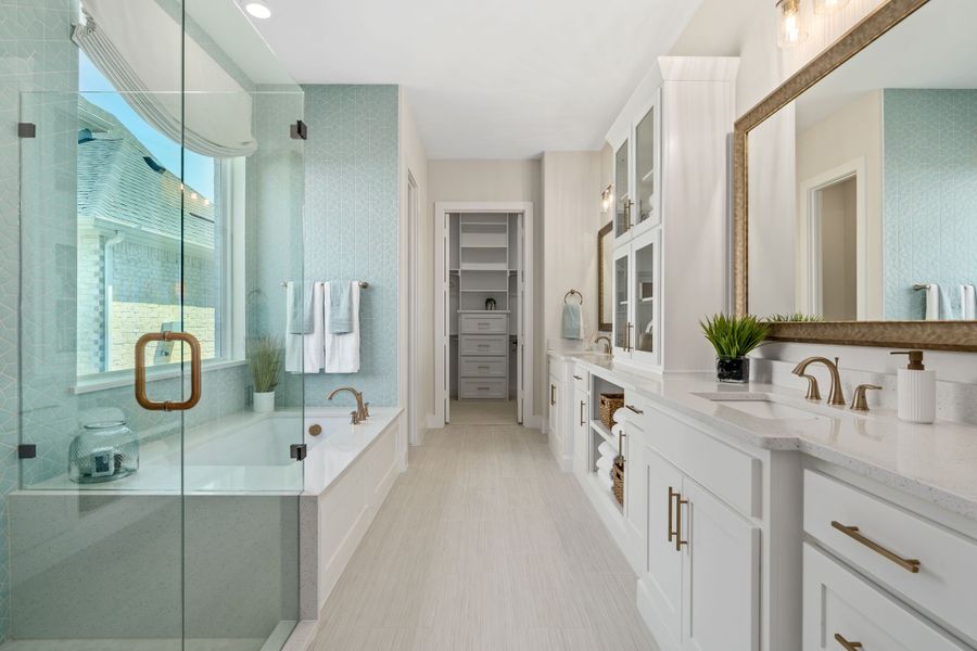 Plan 1640 Main Bathroom - Mosaic 60s Model - Photo by American Legend Homes