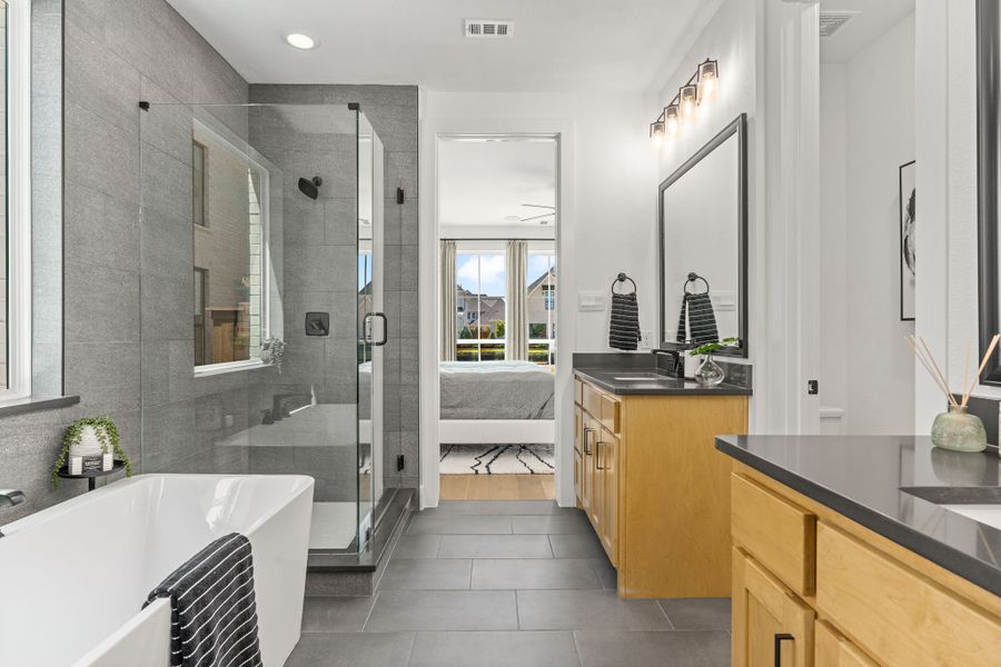 Plan 1406 Main Bathroom - Mosaic 40s Model - Photo by American Legend Homes