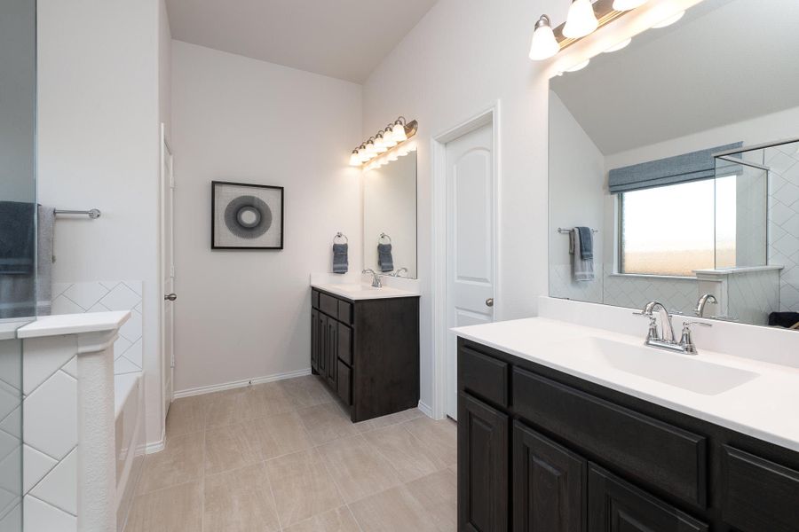 Primary Bathroom | Concept 1912 at Summer Crest in Fort Worth, TX by Landsea Homes