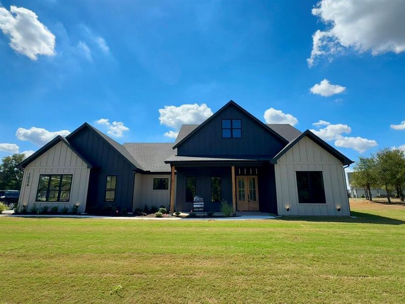 Modern farmhouse with a front yard