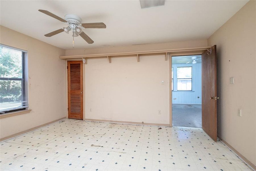 Empty room featuring ceiling fan