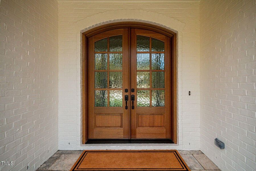 004-1280x960-front-door