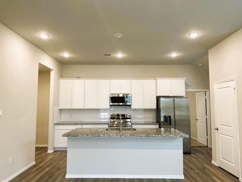 Granite counters, ceramic tile backsplash & 42" upper cabinets