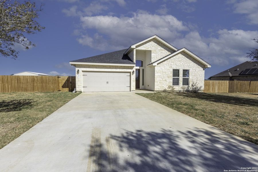 New construction Single-Family house 153 W Medium Meadow Dr, Lytle, TX 78052 - photo
