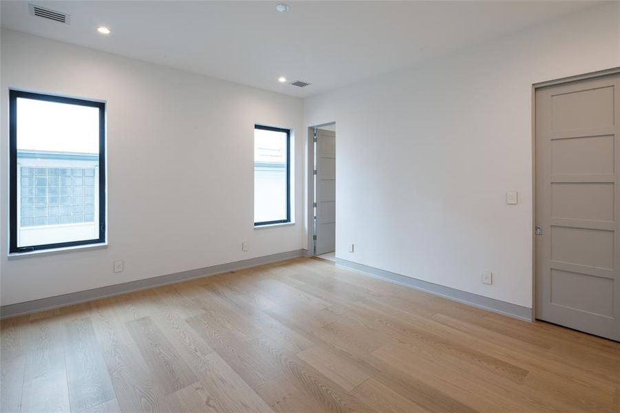 Another En-suite secondary bedroom with walk-in closet