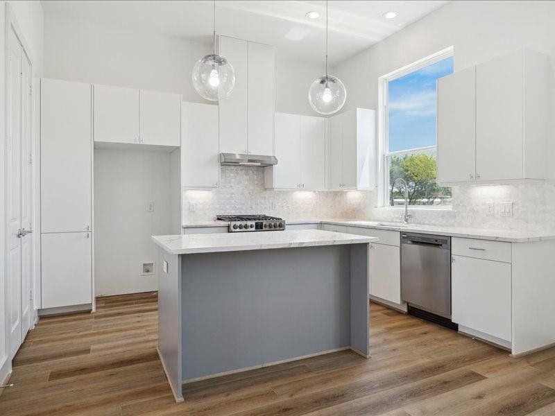 Modern kitchen with designer finishes *all cabinet have been upgraded to shaker style