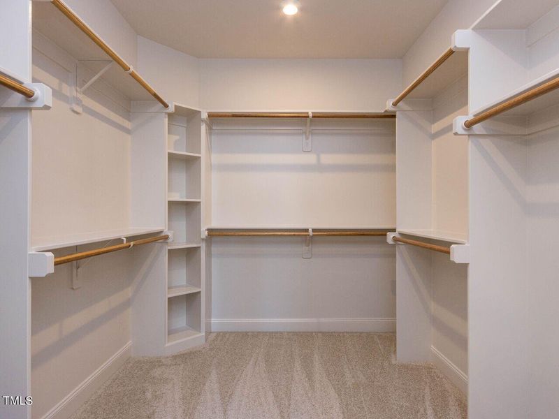 025-1280x960-primary-closet