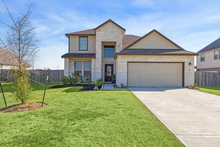 Welcome to this stunning Lennar-built 5b/3.5ba home nestled in the heart of Mont Belvieu! Situated on an oversized lot, this home offers everything a new homeowner could dream of.