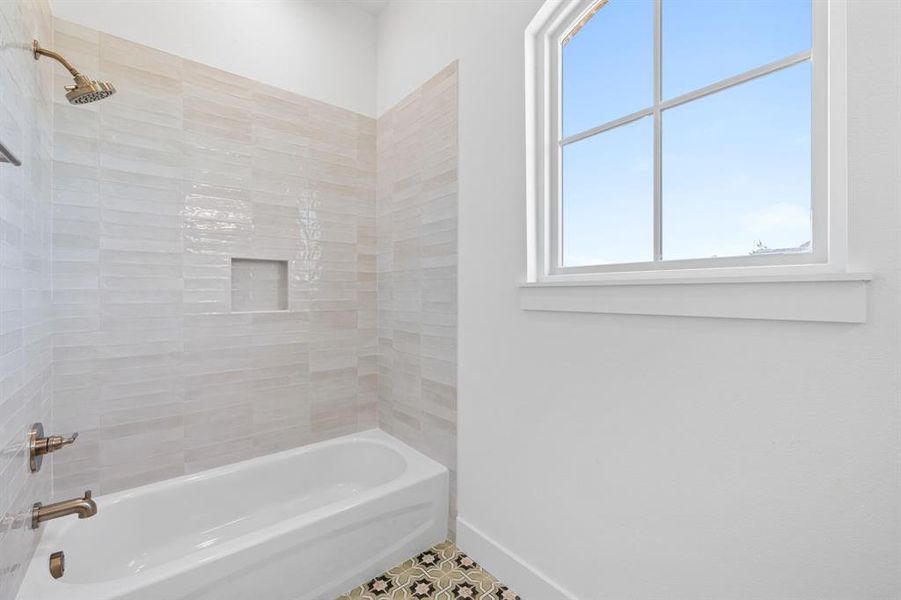 Bathroom with tiled shower / bath combo